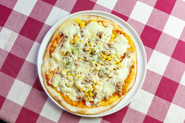 ミニサイズのツナマヨコーンピッツァ