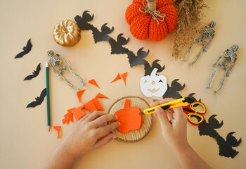 Step-by-step instructions for creating garlands of paper decorations by children for the Halloween...