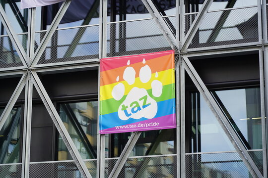 taz Werbebanner in den Regenbogenfarben am Redaktionssitz in Berlin am 15.10.2022