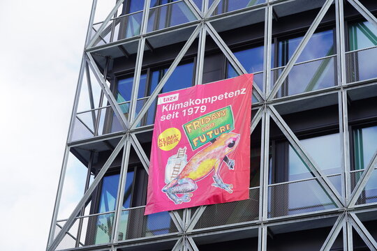 Banner der Berliner Tageszeitung taz in Solidarit&auml;t mit Fridays for Future am Redaktionsgeb&auml;ude in Berlin am 15.10.2022