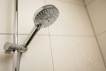 Wasser und Geld beim Duschen sparen mit Sparduschkopf 