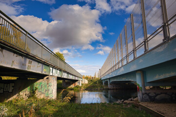 Brücke über den Fluss Weiße Elster, Eisenbahnbrücke am Heuweg in Leipzig Möckern, Sachsen, Deutschland