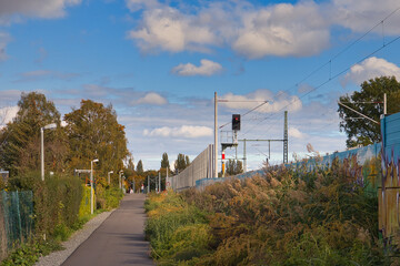 Fototapeta na wymiar Heuweg in Möckern, Radweg und Gehweg an Bahnstrecke, Leipzig, Sachsen, Deutschland