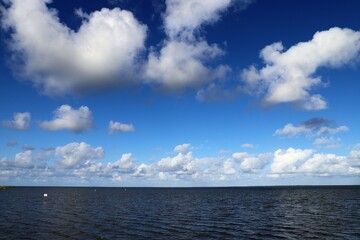 Fototapeta na wymiar Wolkenbilder über der Nordsee vor blau