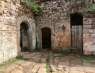 Innenhof mit Türen der Burg Nanstein bei Landstuhl in Rheinland-Pfalz, Wohnsitz von Franz von Sickingen.