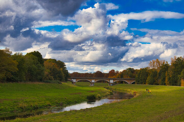 Ufer an dem Fluss Neue Luppe mit Blick auf das Viadukt, Eisenbahnbrücke im Stadtteil Möckern,...