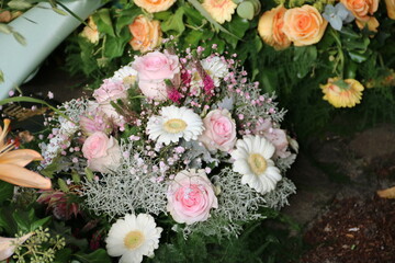 Obraz na płótnie Canvas Gesteck mit rosa Blumen nach Beerdigung auf dem Friedhof