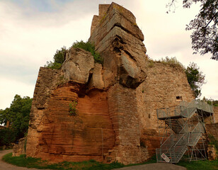 Ruine der Burg Nanstein bei Landstuhl in Rheinland-Pfalz, auf der einst Raubritter Franz vonm...