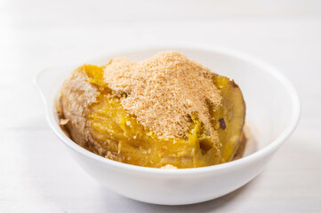 砂糖をのせた蒸したさつまいも