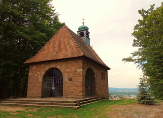 Marienkapelle in Landstuhl, Stadtteil Atzel, Rheinland-Pfalz mit Blick auf die Stadt. 