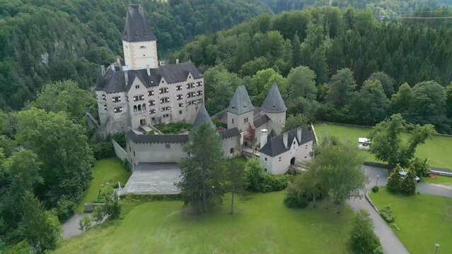 Luftaufnahme vom sch&ouml;nen Schloss Ottenstein in Nieder&ouml;sterreich, &Ouml;sterreich (4K, UHD)
