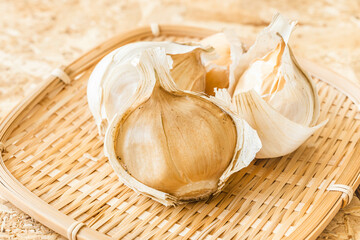 皮を剥いた大きなニンニク