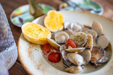 Spaghetti with clams cooked in cream sauce