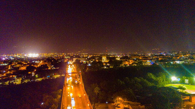 PUENTE HERMANOS PATI&Ntilde;OS POR LA NOCHE CON SUS LUCES ENCENDIDAS