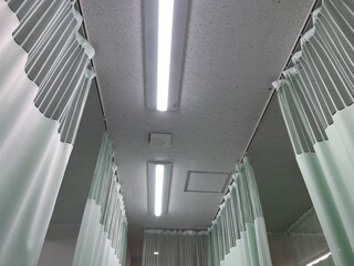 カーテンで仕切られた病室のイメージ