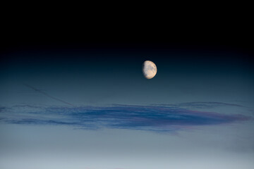 Mond mit Wolke am Abend