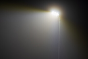 Fototapeta na wymiar Straßenbeleuchtung bei Nebel