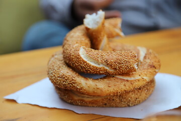 person slicing bread
