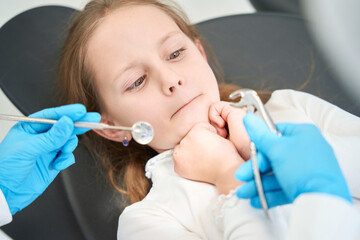 Naklejka premium Little patient afraid of upcoming tooth removal