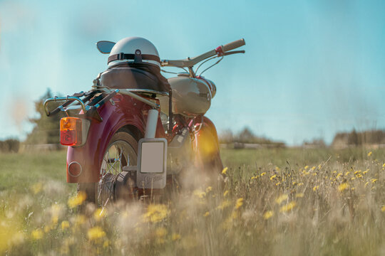 Landtour mit altem DDR-Moped (Retro-Style)