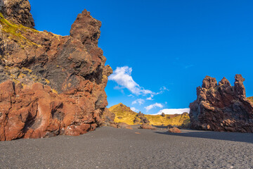 Der Strand von Djúpalónssandur ist einer der schönsten Strände von Island. Er befindet sich auf den Halbinsel Snæfellsnes. Beeindruckend sind seine Felsen.
