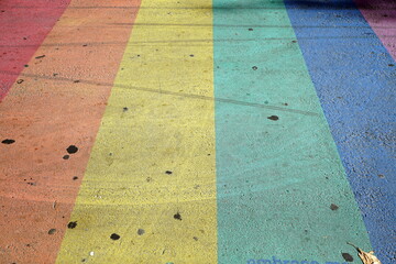 Fußgängerüberweg in den Farben der Regenbogenfahne im Sonnenschein in der Altstadt von...