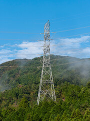 山にそびえる送電塔