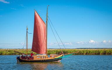 Zeesenboot im Bodden in der Nähe von Zingst