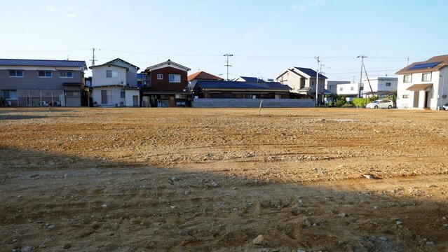 きれいに整地された住宅街の空き地
