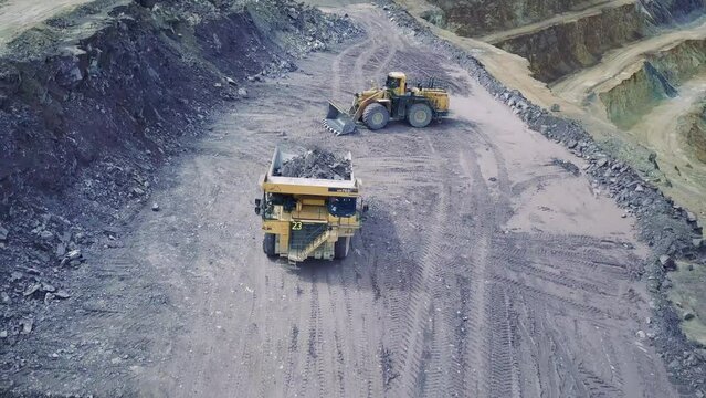 Arbeiten im Bergbaugebiet mit schweren Maschinen