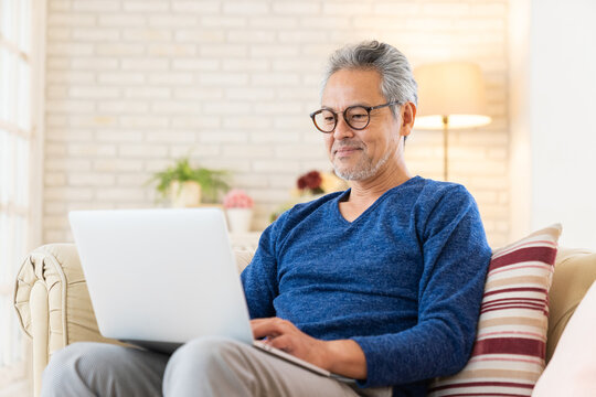 シニア男性　パソコン