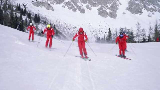 Gruppe von Skifahrern fahren parallel
