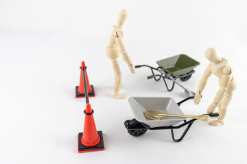 工事をするデッサン人形。工事現場のイメージ