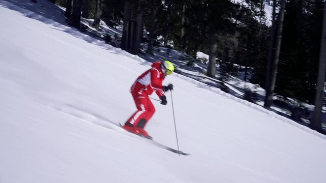 Gruppe von Skifahrern fahren parallel