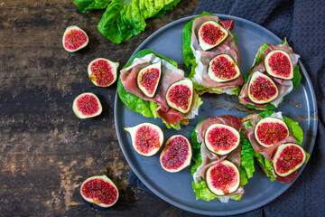  Kanapki z sałatą, szynką dojrzewającą i figami