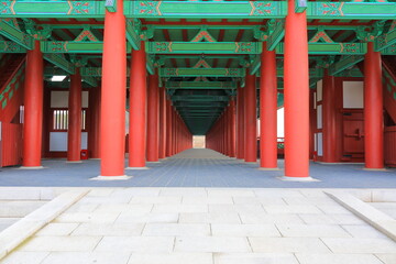 대한민국 경주에 있는 유명한 관광명소인 월정교의 아름다운 풍경이다.