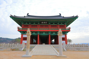 대한민국 경주에 있는 유명한 관광명소인 월정교의 아름다운 풍경이다.