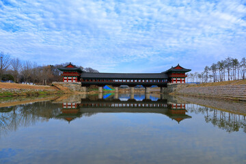 대한민국 경주에 있는 유명한 관광명소인 월정교의 아름다운 풍경이다.