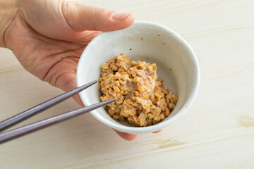 納豆を箸で混ぜる・natto