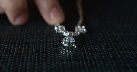 Real diamonds are pendant necklaces in white gold decorated with diamonds.