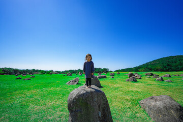 Fototapeta premium 少女と山と緑