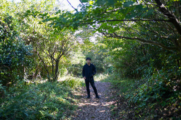 森と男性モデル