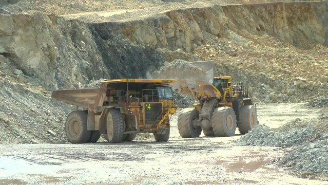 Arbeiten im Bergbaugebiet mit schweren Maschinen