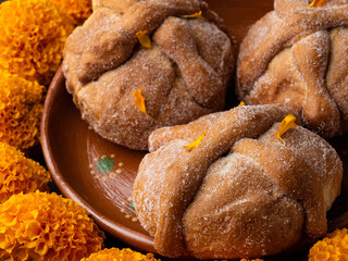 Pan de muerto y flor de cempasuchil, tradiciones y costumbres mexicanas.