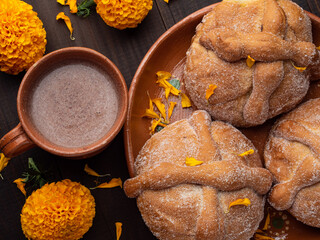 Pan de muerto con chocolate caliente, tradiciones y costumbres de Mexico.