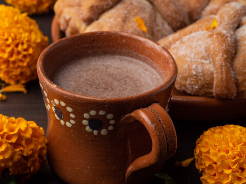 Pan de muerto con chocolate caliente, tradiciones y costumbres de Mexico.
