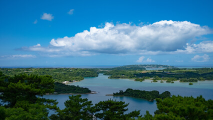 沖縄県名護市にある嵐山展望台から見える空と海の風景