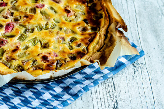 Tarte &agrave; la rhubarbe sortant du four