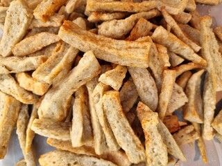 Kuepo is an ancient fish cracker of southern Thailand. Cut into pieces, fry in oil. Dip with sweet and sour sauce