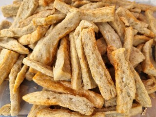 Kuepo is an ancient fish cracker of southern Thailand. Cut into pieces, fry in oil. Dip with sweet and sour sauce